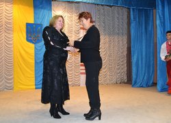 Почесні грамоти кращим працівникам університету вручає в.о. ректора Олена Олександрівна Непочатенко
